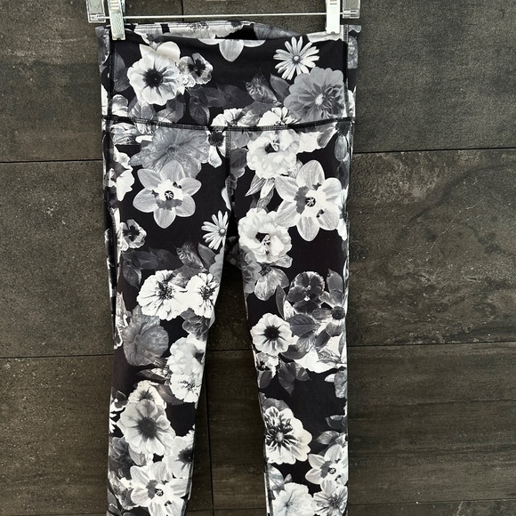 OLD NAVY GRAY Floral Cropped Yoga Leggings Size M - Picture 3 of 8